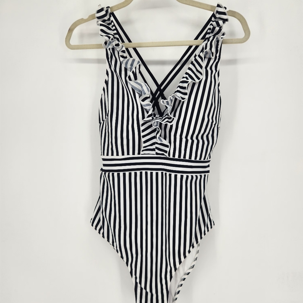 Black and white stripped Cupshe swimsuit xl one piece Vacation,spring,summer.
